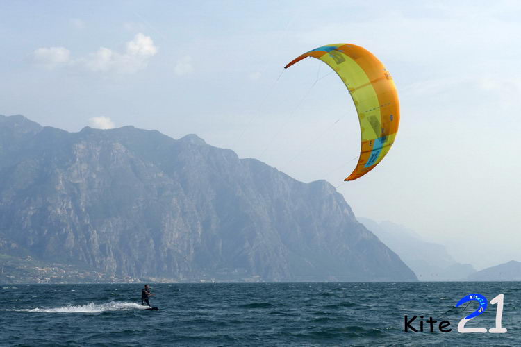 Ein Kiter auf dem Gardasee