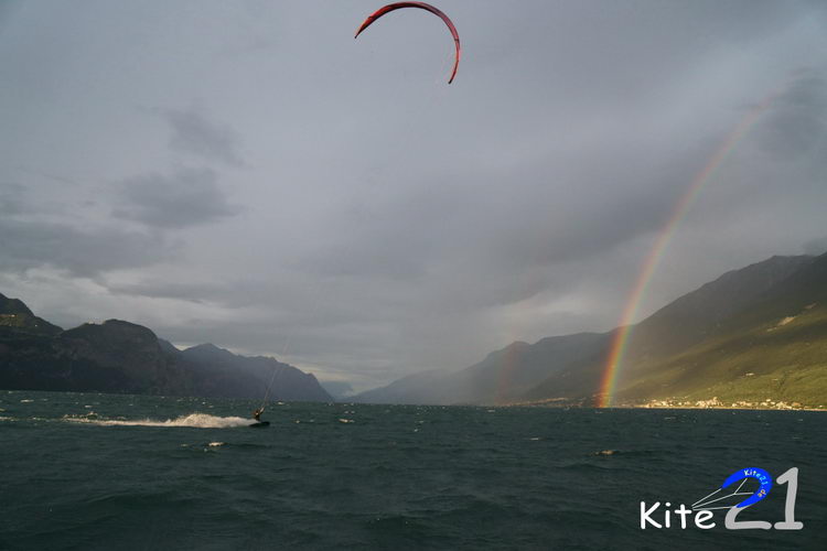 Kitsurfer vor Regenbogen
