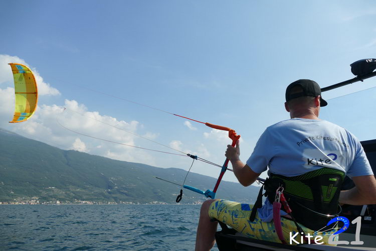 Ein Kite wird mit dem Boot nach Luv gefahren