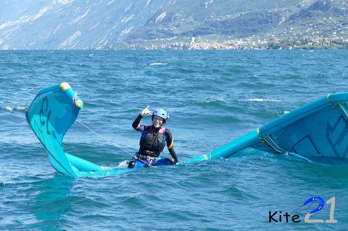 Kiter sitzt auf Kite im Wasser